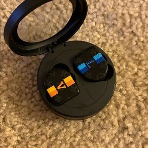 AUTHENTIC LOUIS VUITTON Horizon Stripes Earphones